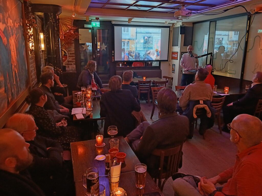 Roar Mikalsen snakker på Liberal Aften i november 2025.